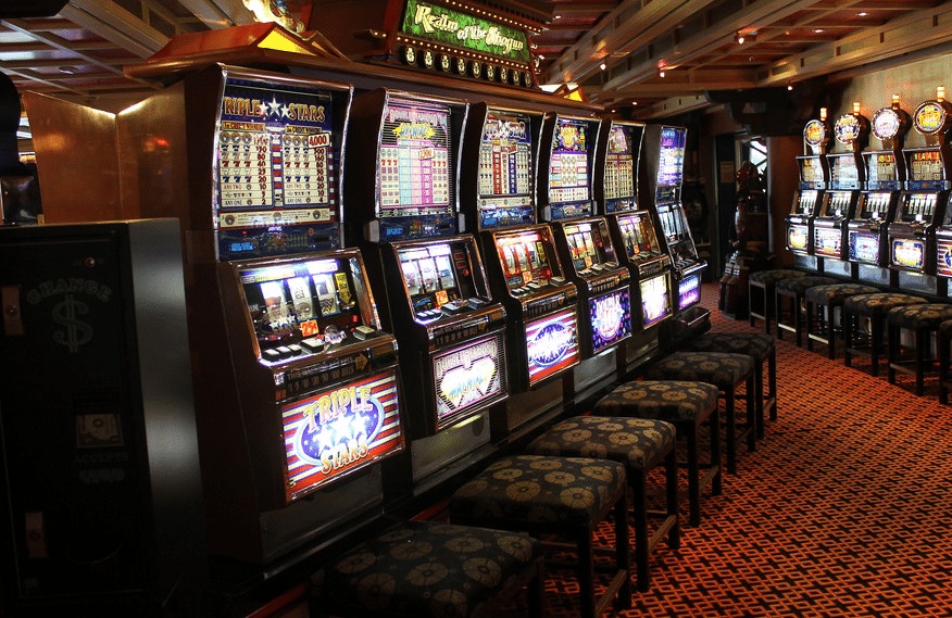 Why is mobile compatibility essential for online slot gaming?