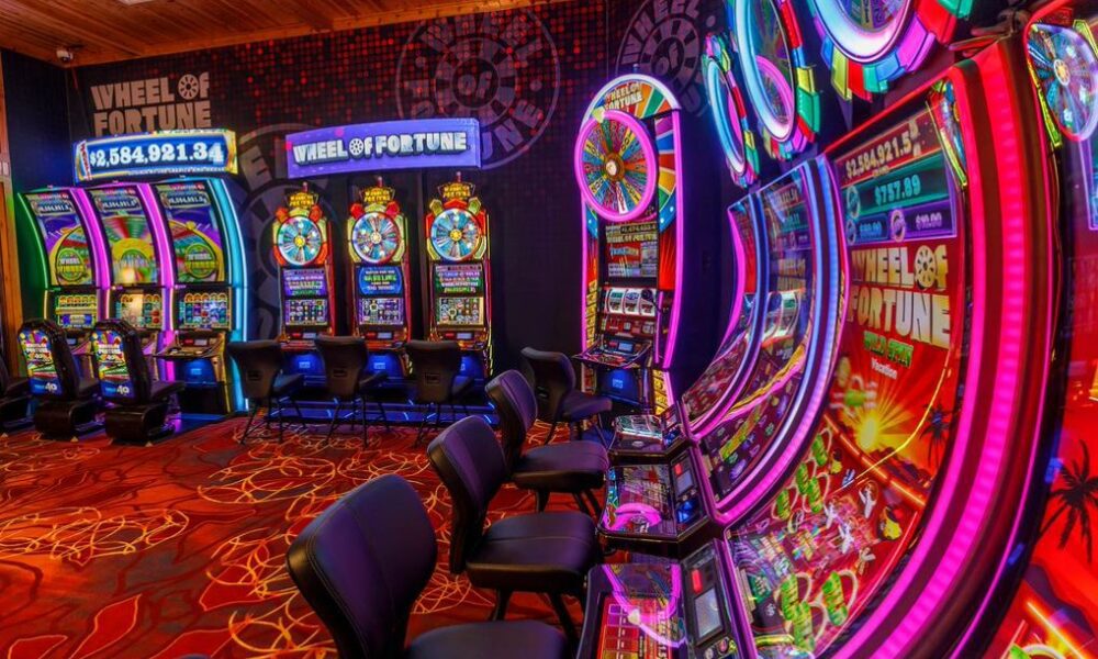 What factors influence online slot payouts and odds?